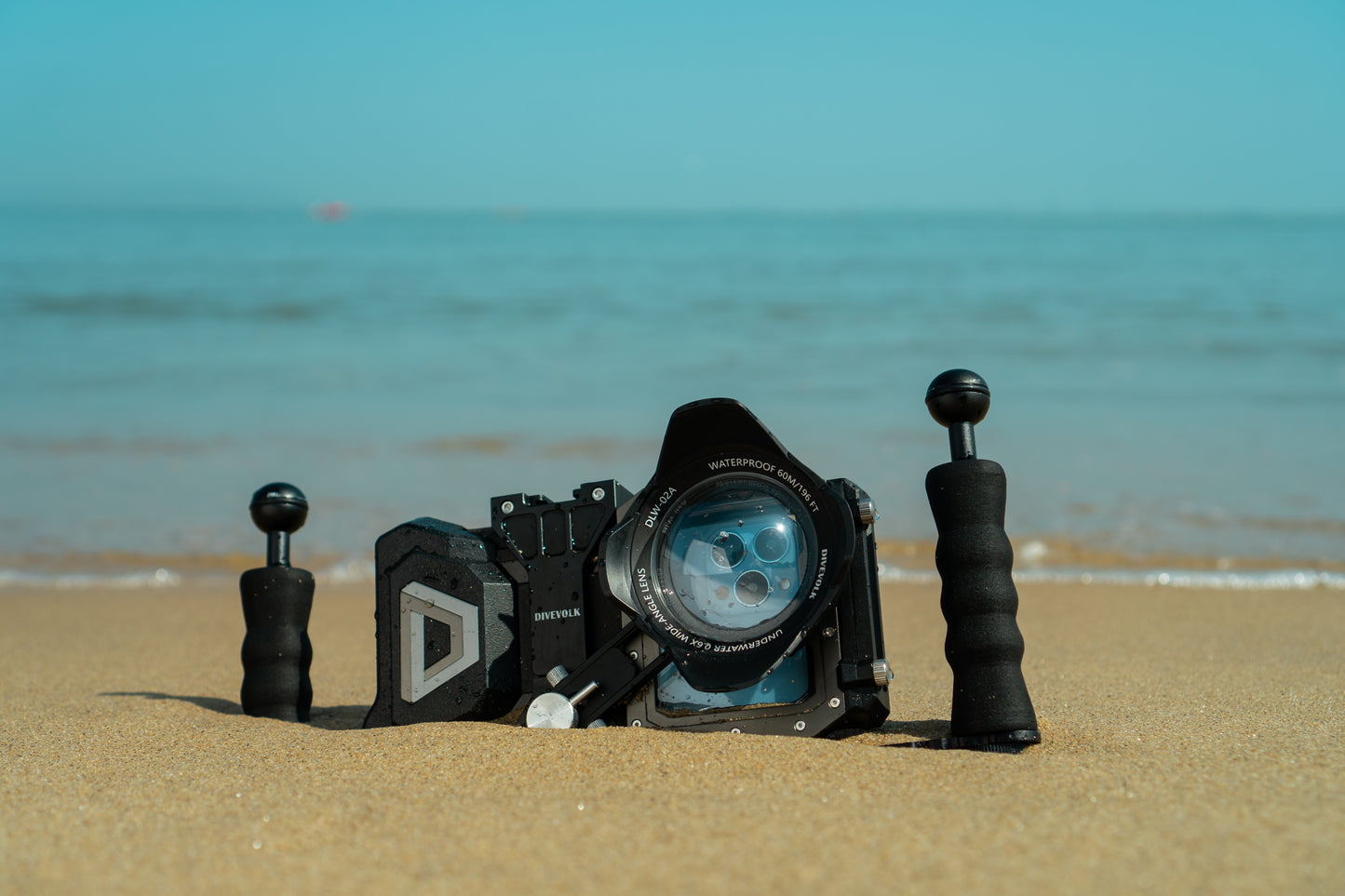 The DLW-02A Wide-Angle Conversion Lens attaches to the Divevolk Seatouch 4 max waterproof phone housing via the Expansion Clamp