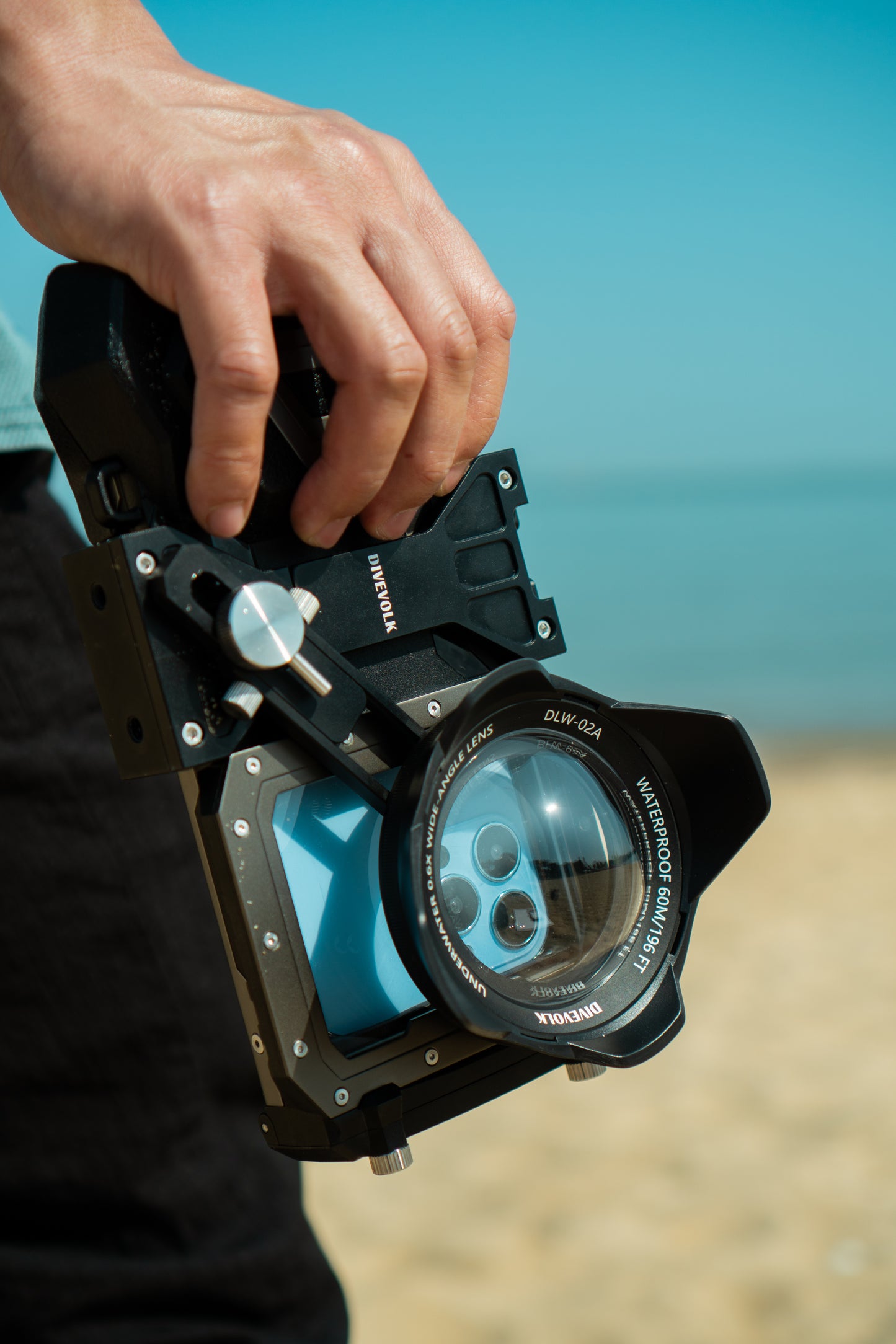 The DLW-02A Wide-Angle lens attaches via the expansion clamp to the Divevolk Seatouch 4 Max housing for underwater wide-angle photography on your smartphone