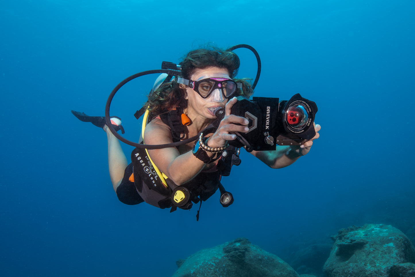 A SCUBA Diver takes a shot underwater with the Seatouch 4 max Ocean Kit
