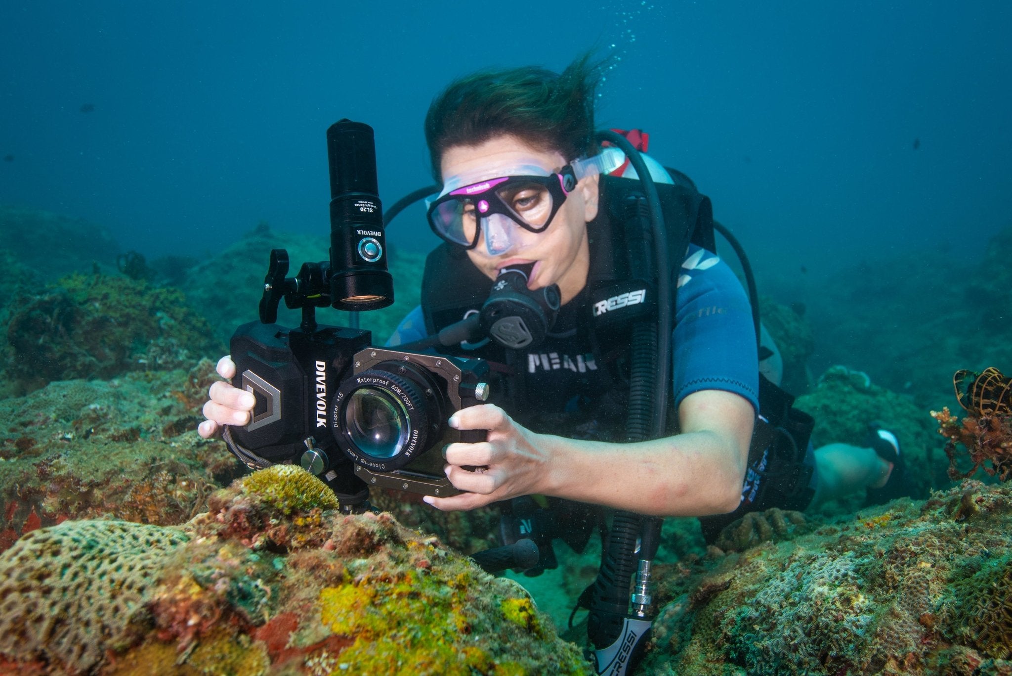 The SeaLight SL20 2000 Lumen video light is the perfect pairing for the Divevolk Seatouch 4 Max Macro Kit with close up lens
