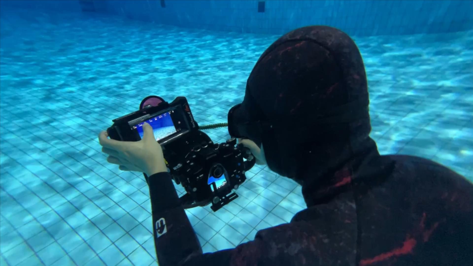 SeaLink Underwater Wi - Fi Signal Transmitter being used by a freediver in a pool