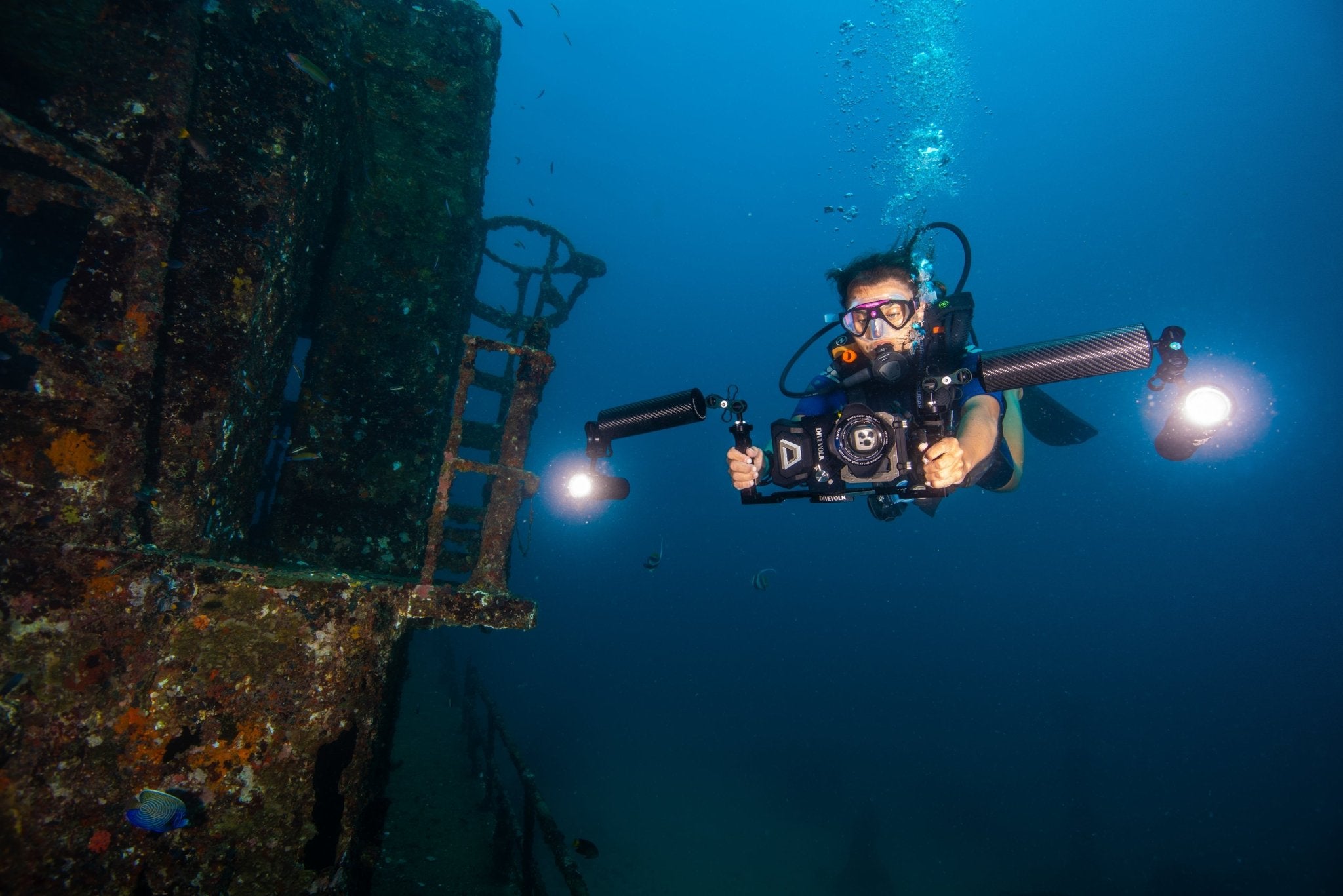 SeaTouch 4 Max Almighty Kit with Dual 5000 Lumen SL50 Underwater Video Lights is a travel friendly waterproof setup for SCUBA Divers