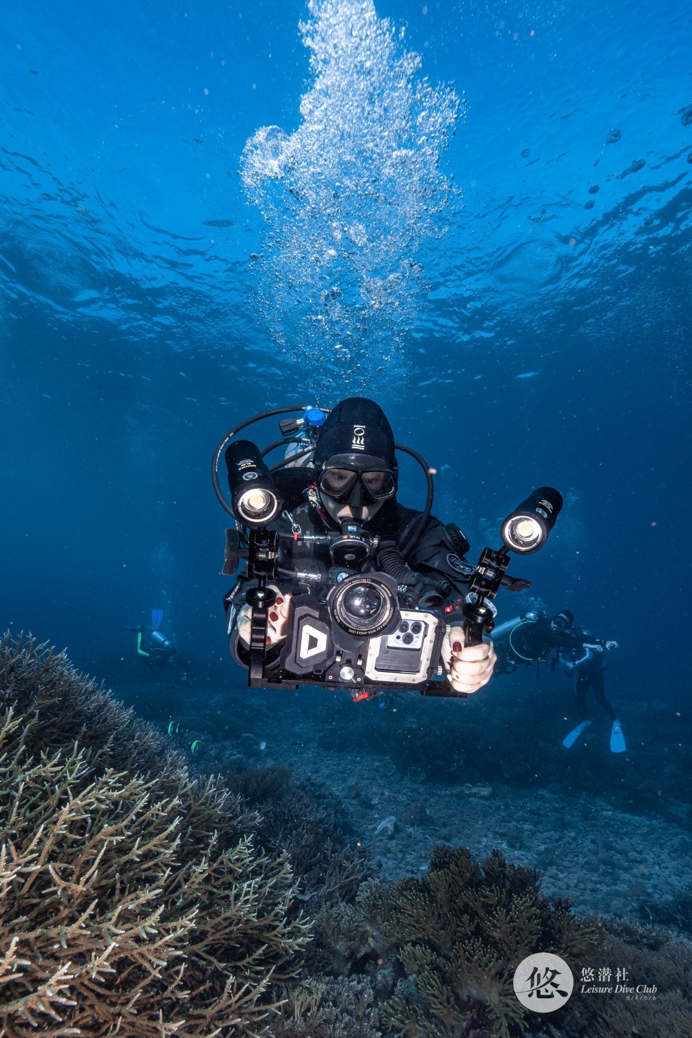 Two Sealight SL50 5000 Lumen lights mounted on a SeaTouch 4 Max Waterproof Phone housing make up the Deep Dive Kit